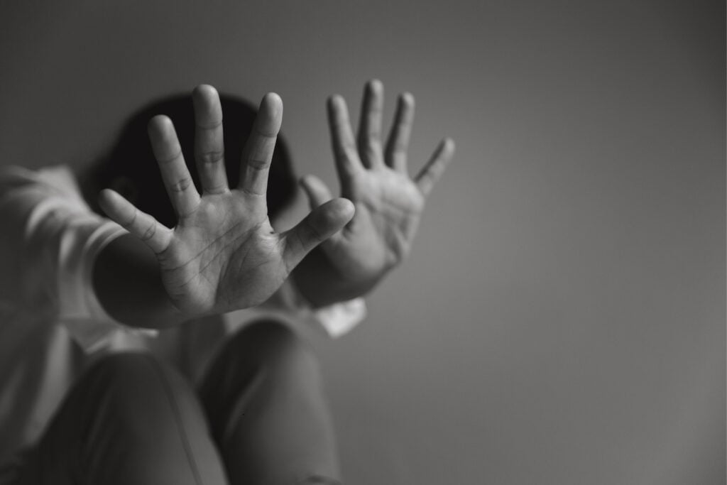 Vrouw lijd onder narcistisch misbruik