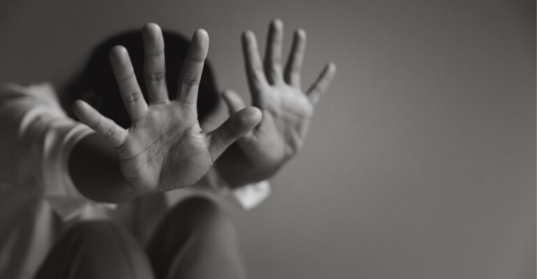 Vrouw lijd onder narcistisch misbruik