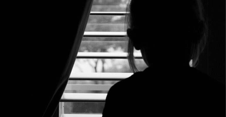 Vrouw lijd onder narcistisch misbruik